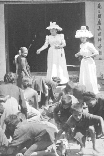 Дивитися фільм Enfants annamites ramassant des sapèques devant la Pagode des Dames 1899 онлайн